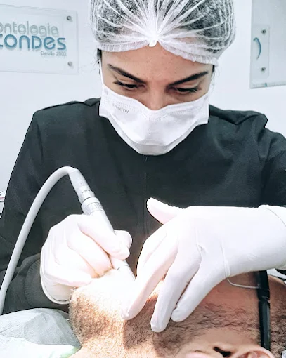 Dra. Mariana atendendo um paciente com carinho