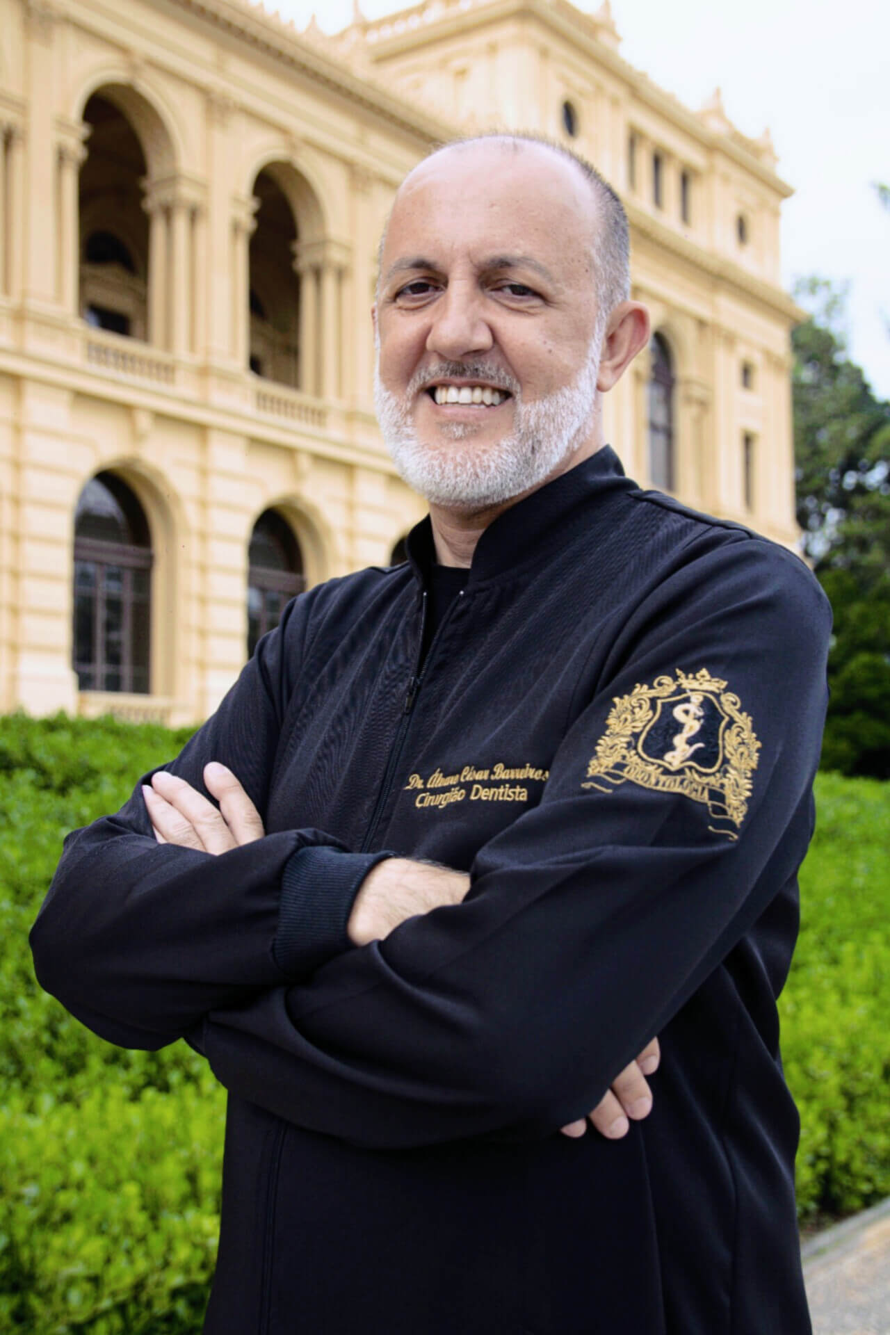 Foto do Dr. Álvaro César Barreiros, cirurgião dentista sorrindo.